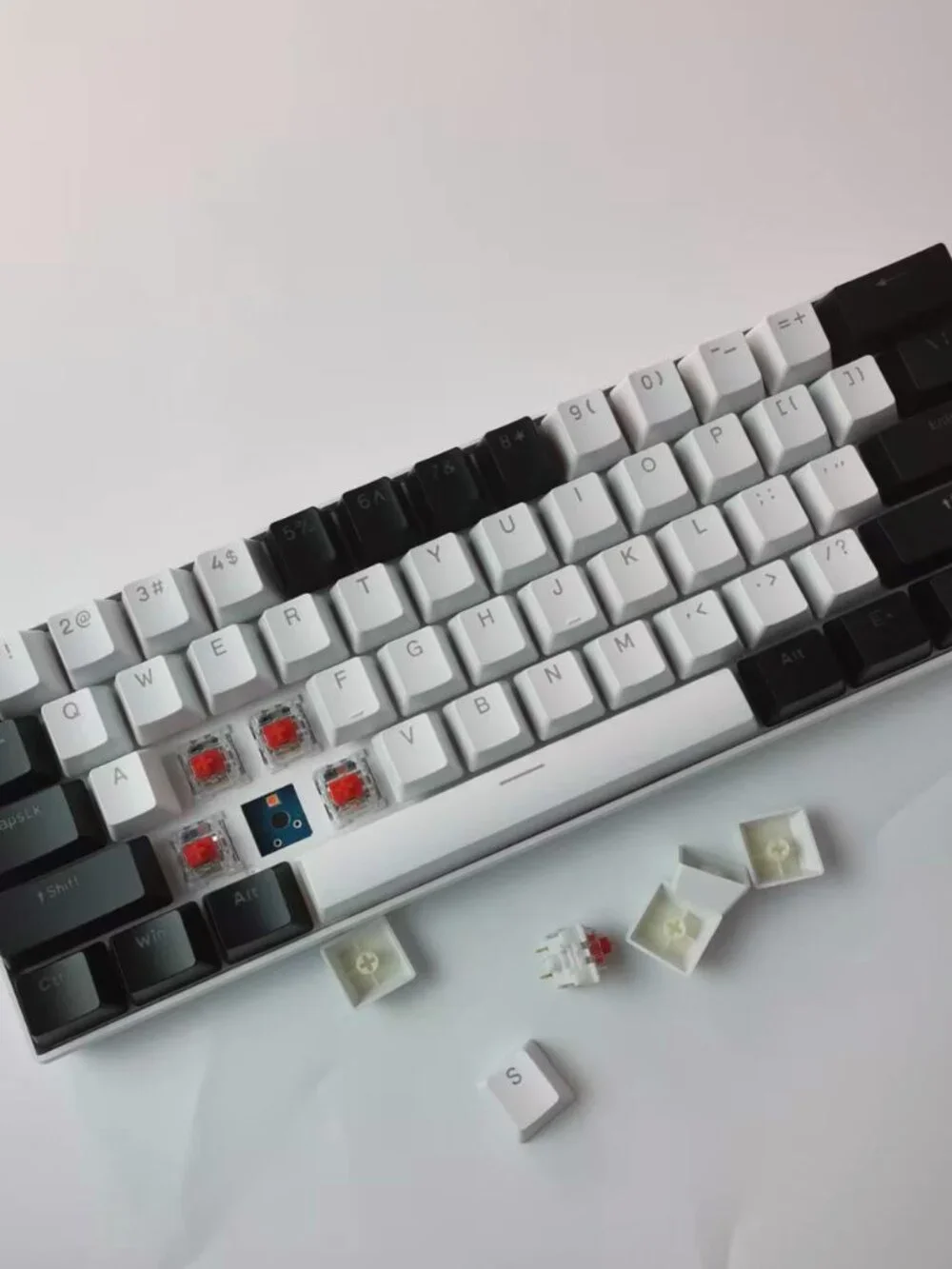 Kavlorn KL61 60% Mechanical Gaming Keyboard White RGB Backlit